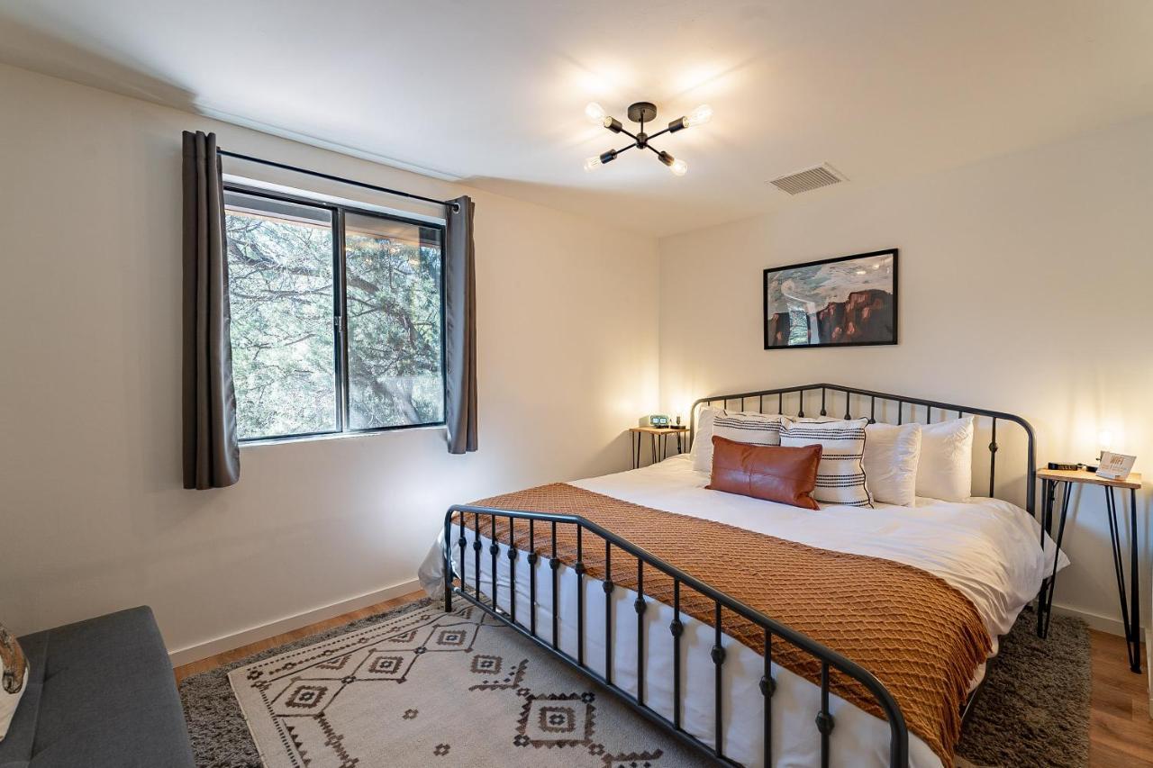 The Pine House - Cozy Mid-Century Modern, Pet-Friendly Villa ภายนอก รูปภาพ